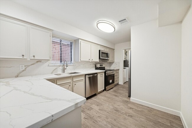 Building Photo - 2000 Nantucket Dr