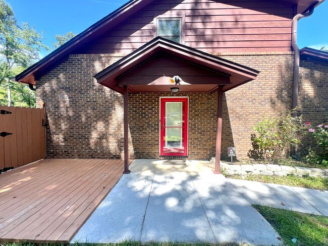 Building Photo - Spacious townhouse off Blairstone Road