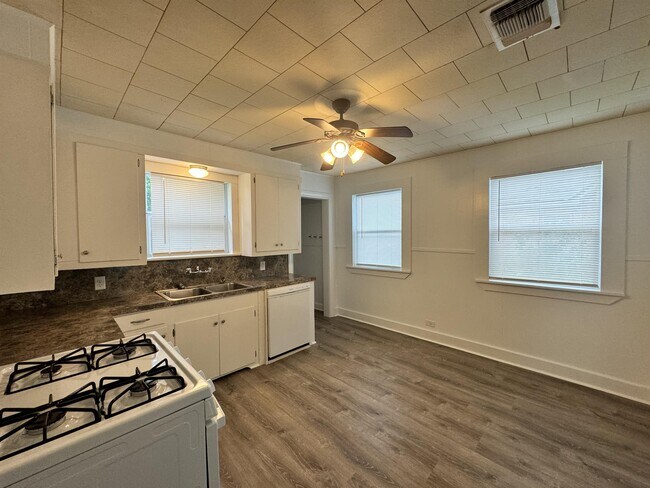 Building Photo - 415 N Doak St