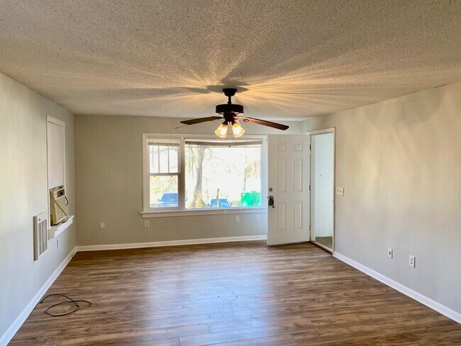 Building Photo - 1Bed/1Bath Multi-Family Unit Off Hwy 58!
