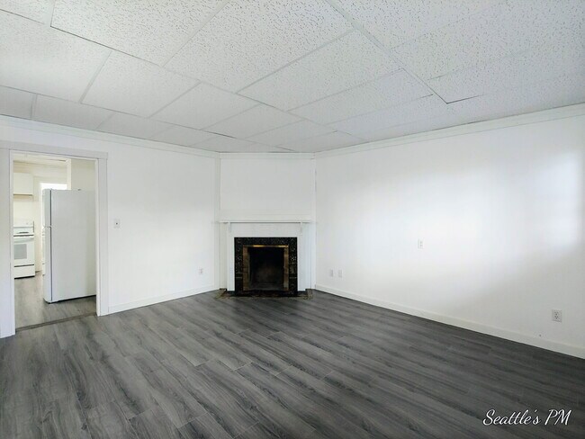 Foto del edificio - Newly Remodeled 1bdrm in Convenient Eastlake Neighborhood with Washer\Dryer and Parking