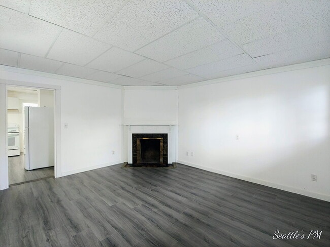Building Photo - Newly Remodeled 1bdrm in Convenient Eastlake Neighborhood with Washer\Dryer and Parking