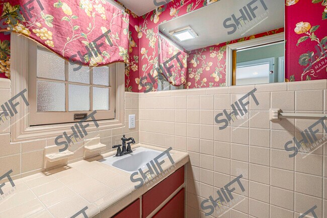 Building Photo - 1908 Woodward - Warm and inviting single f...