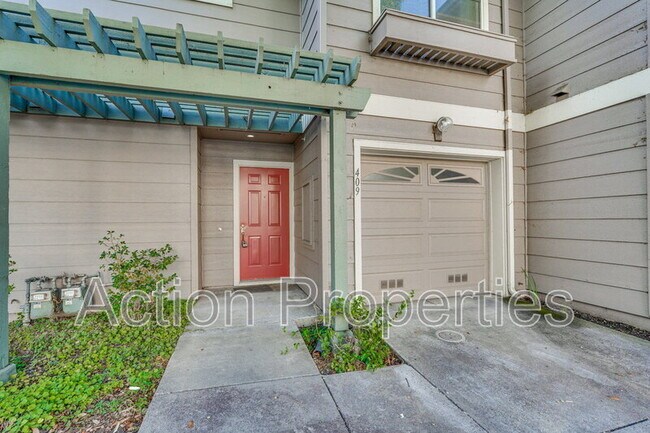 Foto del edificio - 409 Hillwood Ct