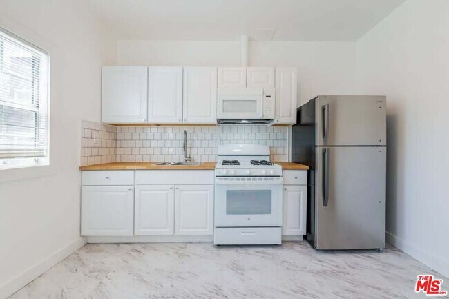 Foto del edificio - 400 S Rampart Blvd