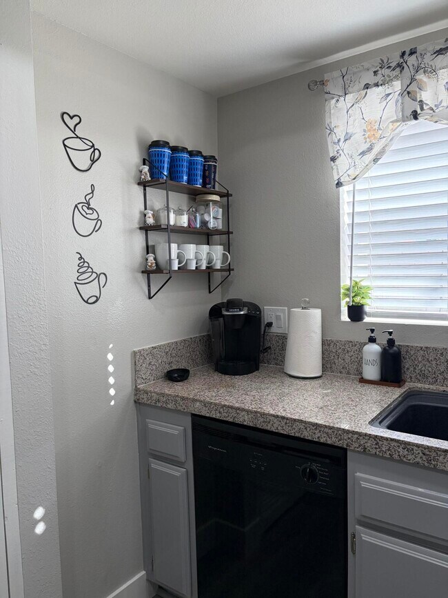 Foto del edificio - 48939 Eisenhower Dr