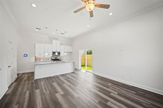 Building Photo - 3415 Redbud St