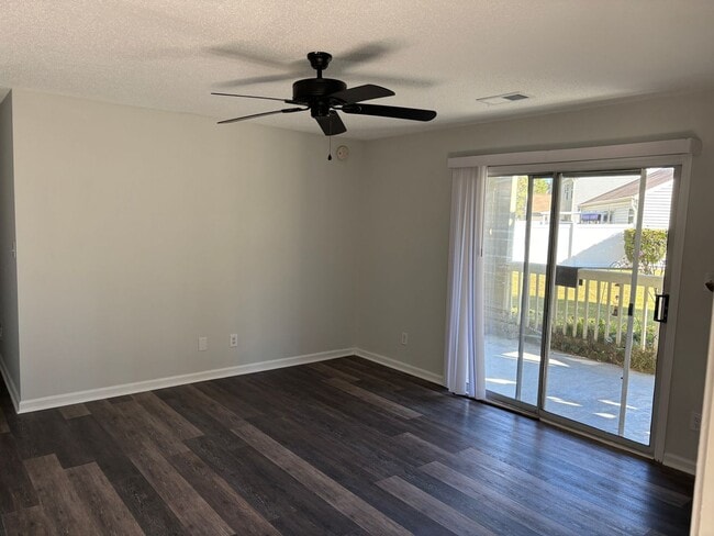 Building Photo - 2 Bedroom 2 bath on bottom floor at Myrtle...