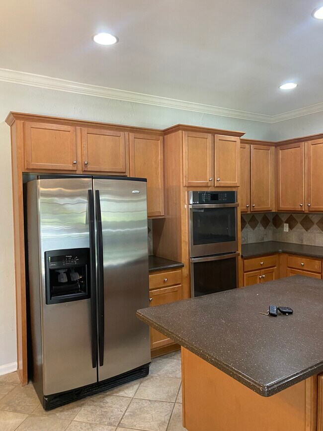 cocina con isla central - 10102 Glenburn Ln
