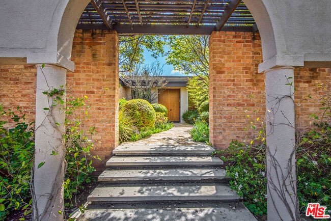 Building Photo - 1018 Summit Dr