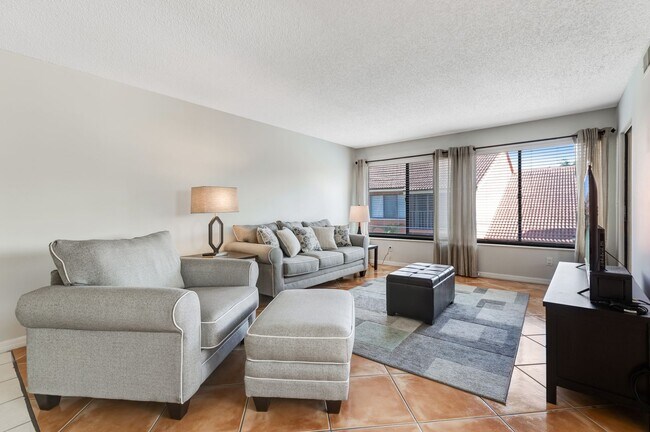 Foto del edificio - ** PALM RIVER ** 2 BED / 2 BATH - CONDO - NORTH NAPLES - TURNKEY - ANNUAL OR SHORT TERM RENTAL