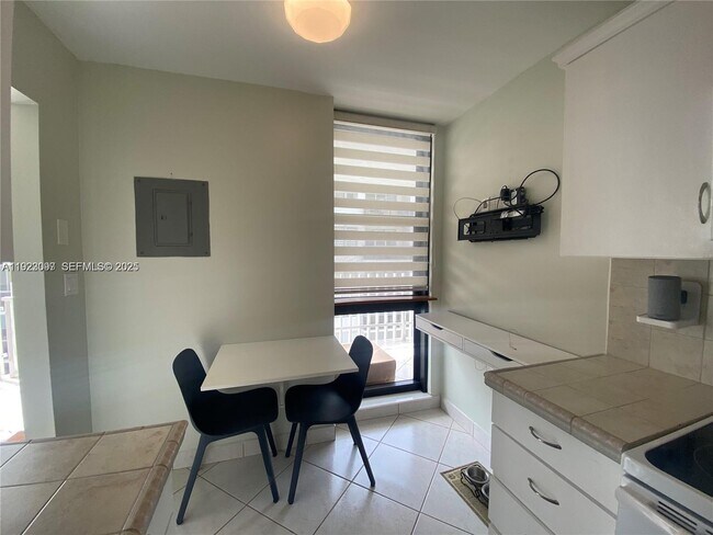 Foto del edificio - 6061 Collins Ave