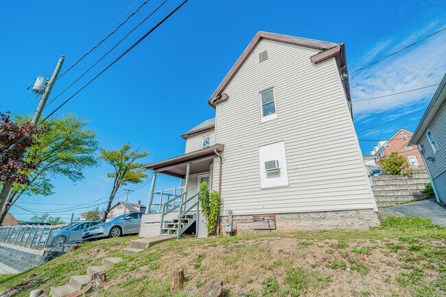 Foto del edificio - 3 Bedroom/ 1.5 Bathroom House -Near WVU Ma...