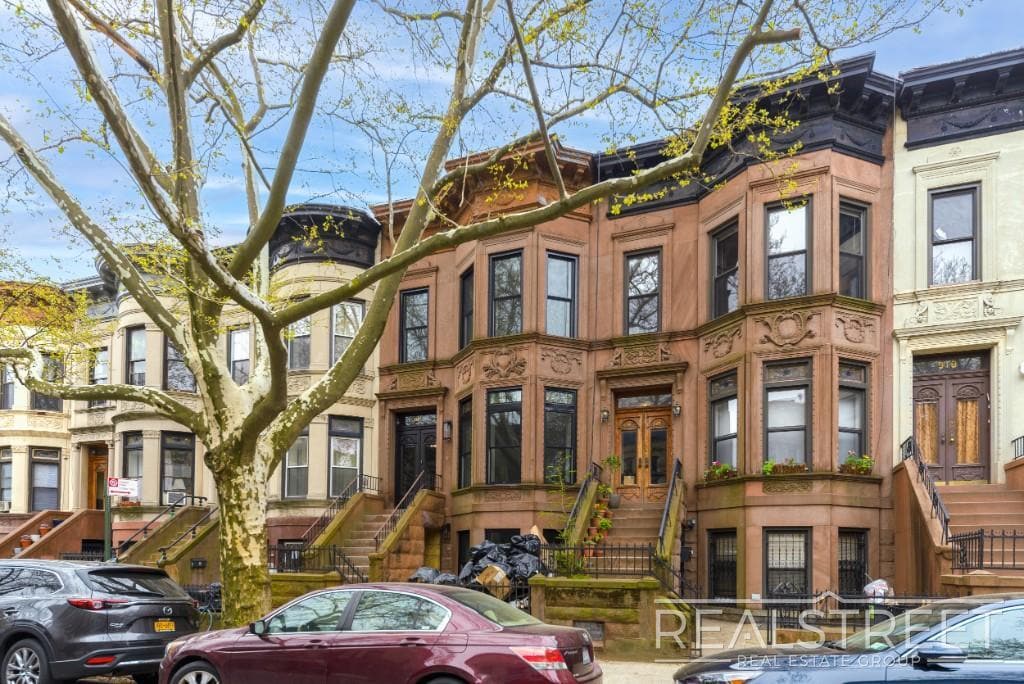 Primary Photo - Stunning Brand New 3 Bed 2 Bath in Crown H...