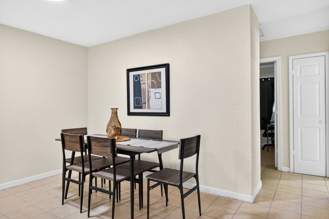 Dining table - 1778 Aquarius Ct