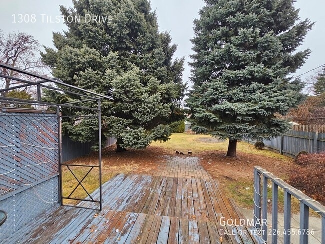 Photo du bâtiment - Look at this yard!  Also comes with a house - 3 bedroom 1 bath