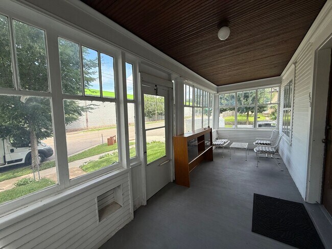 Foto del edificio - 688-690 Fairview Ave N