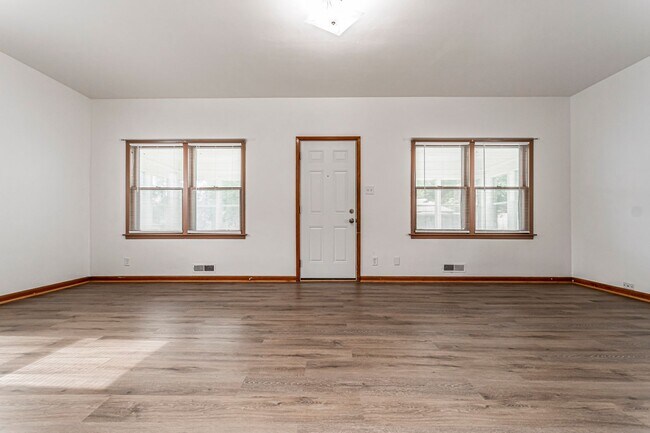 Foto del edificio - Please View 3D Virtual Walk-Through Before Scheduling a Showing