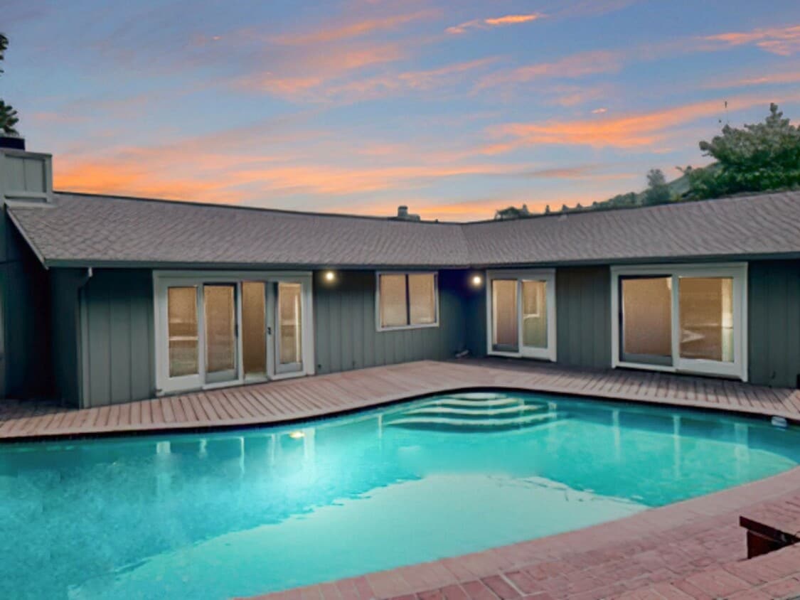 Primary Photo - 4 br, 3 bath House - 17 OAK KNOLL RD