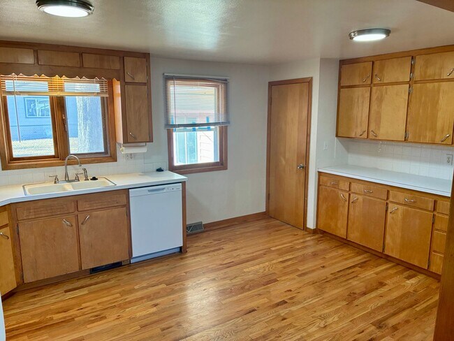 Building Photo - 5 bed 2 bath ranch with finished basement in Loveland