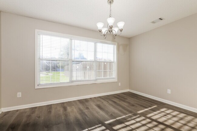 Building Photo - 1086 Maria Dr