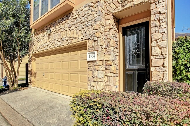 Building Photo - 1364 Studer St