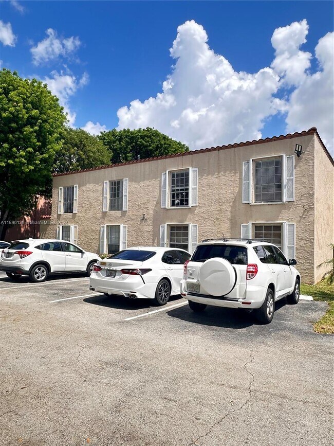 Building Photo - 10762 N Kendall Dr