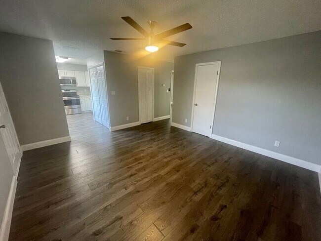 Building Photo - 910 Alicia Ave