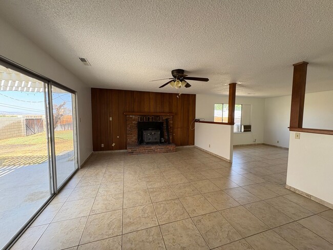 Building Photo - Home with Mountain Views