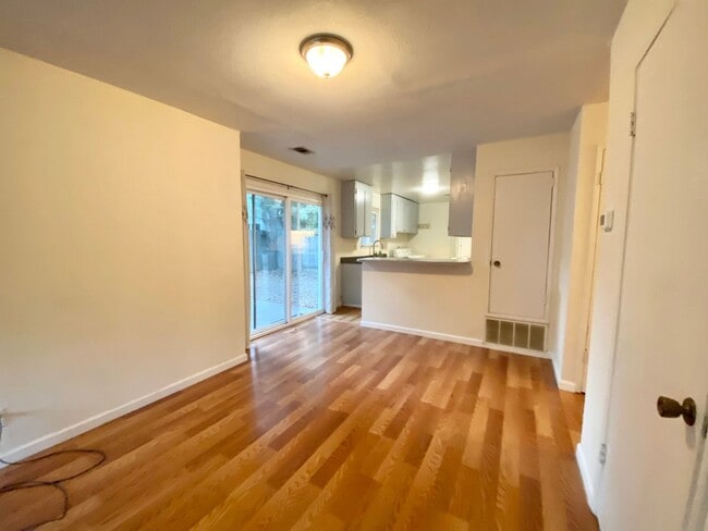 Building Photo - Sweet and Bright 2 bed 2 bath Duplex with ...