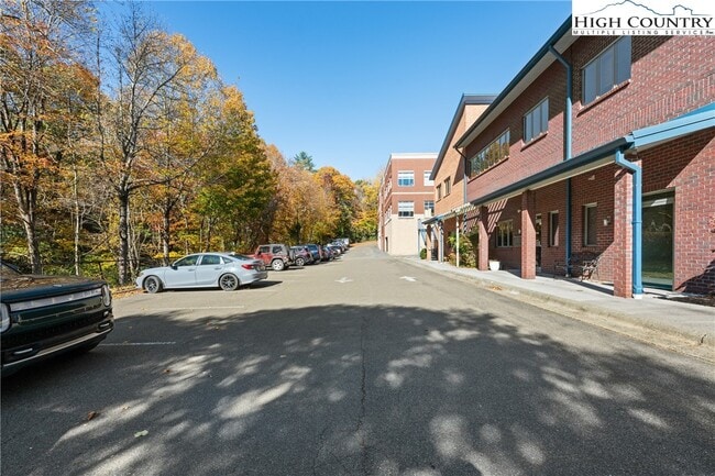 Foto del edificio - 610 State Farm Rd