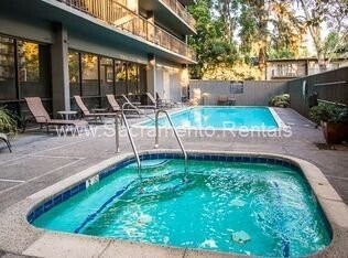 Building Photo - Spacious Updated 2bd/2ba Downtown Condo - ...