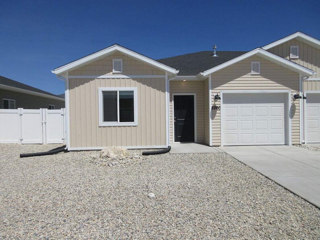 Primary Photo - **Pending Application** 3 bed, 2 Bath, Twi...