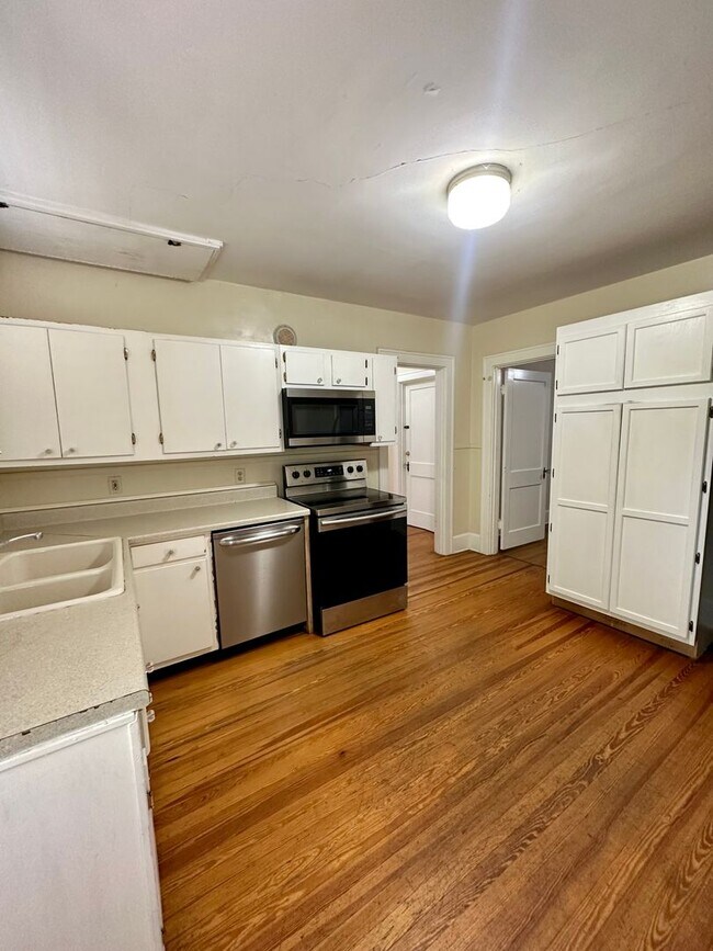 Building Photo - Pre-Leasing UK Fall Semester 2025