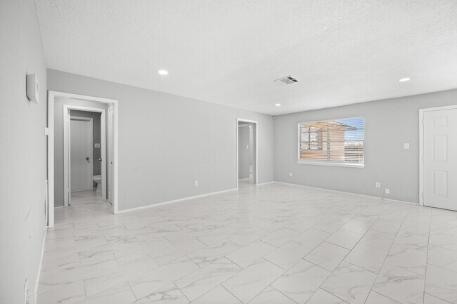 Foto del edificio - 13527 Montaigne Dr