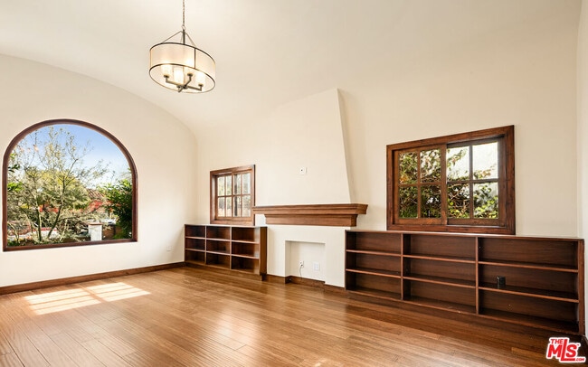 Foto del edificio - 637 N Alta Vista Blvd