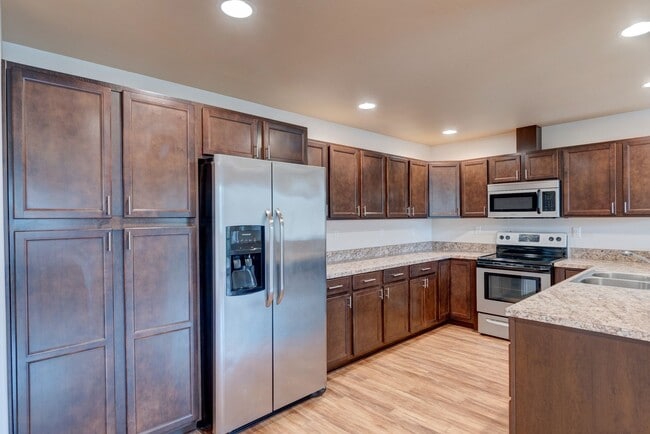 Building Photo - Conveniently Located 3 Bedroom Townhouse