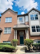 Building Photo - 1044 N Claremont Dr