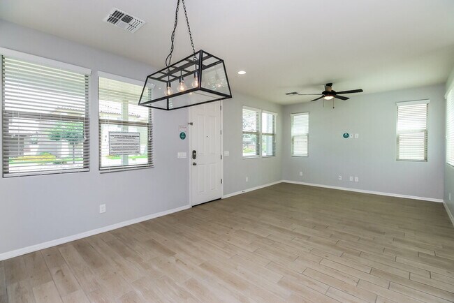 Building Photo - 3710 E Robert St