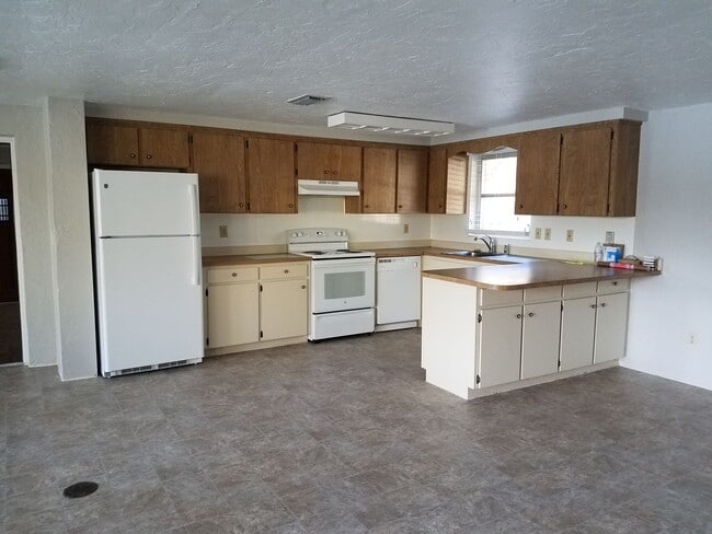 Building Photo - Waterfront 3 bedroom 2 bath in Beautiful B...