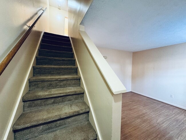 Building Photo - Timberlake Rd Townhouse