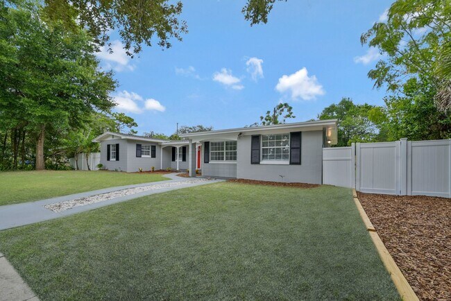 Building Photo - 450 Iris Rd