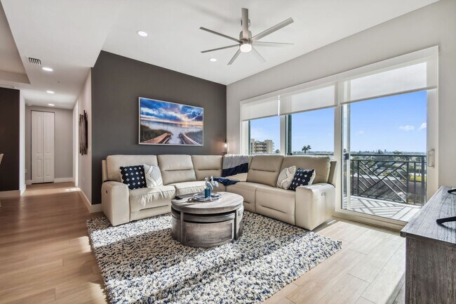 Building Photo - Luxury Condo With Updates and Close To The...