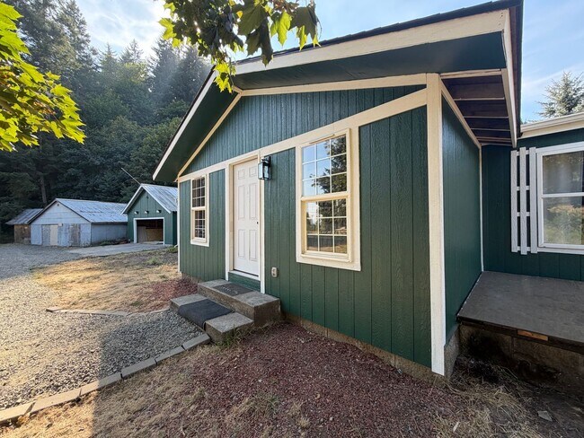 Building Photo - 38613 Hungry Hill Rd