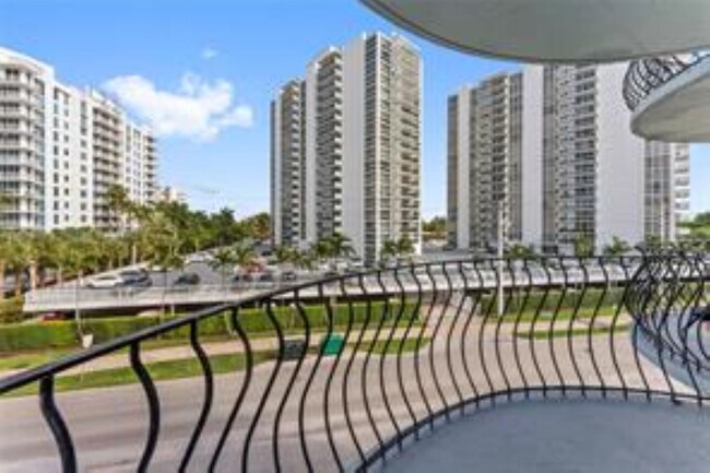 Foto del edificio - 3250 NE 28th St