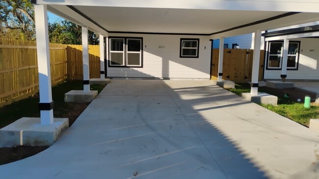 Foto del edificio - Brand new unit 3 bedrooms, 2.5 baths with carpod, private backyard with hi fences.