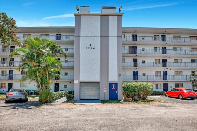 Foto del edificio - 8720 N Sherman Cir