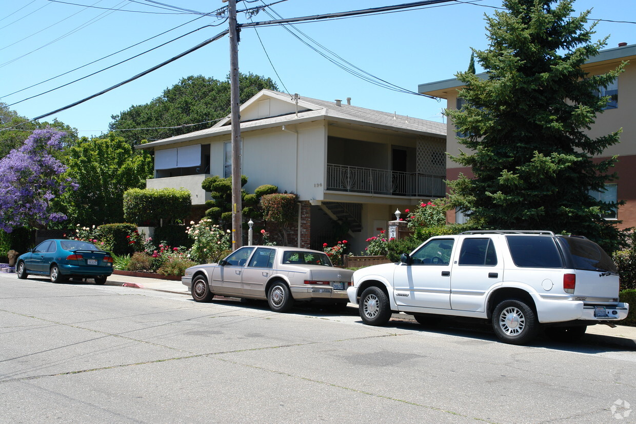 Building Photo - 134 Hobart Ave