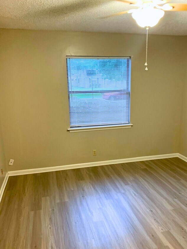 Building Photo - 3/2 , fenced in yard , minutes from base!