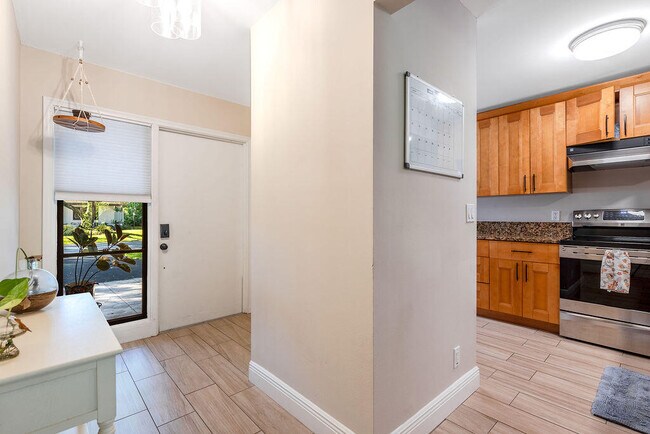 Foto del edificio - 4143 Palm Forest Dr N